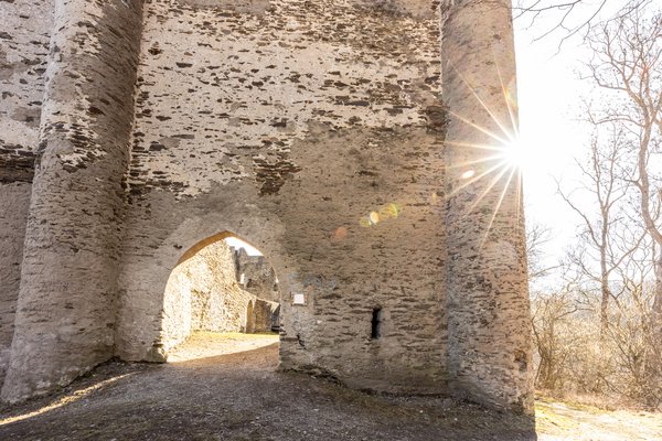 Historische Ruine mit Lichtstrahlen durch den Torbogen