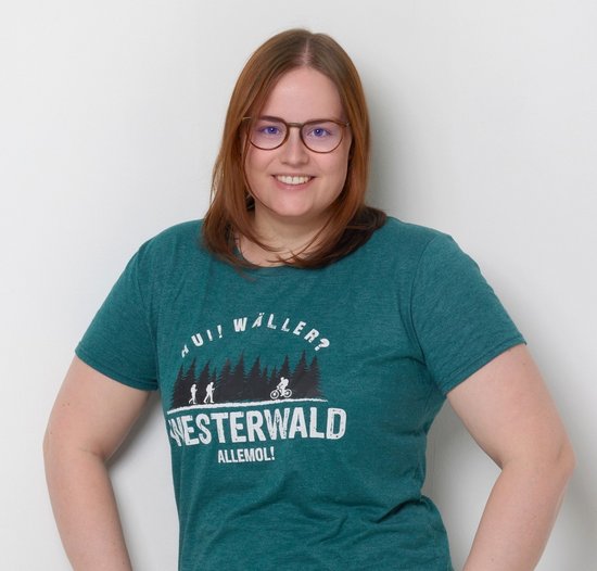 Lächelnde Person mit Brille und T-Shirt, Hintergrund hell