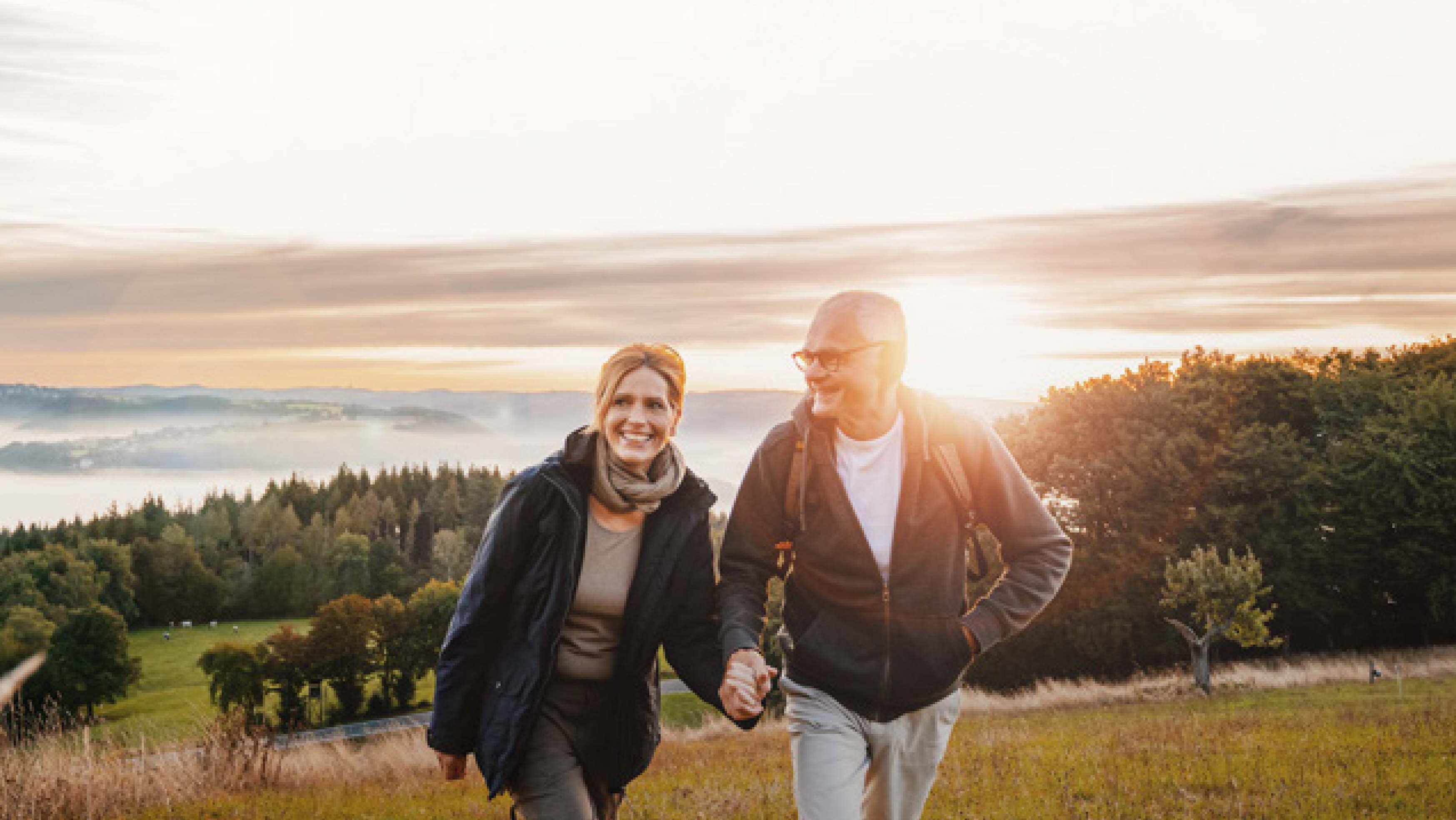 Paar wandert in malerischer Landschaft, ideal für Ausflüge