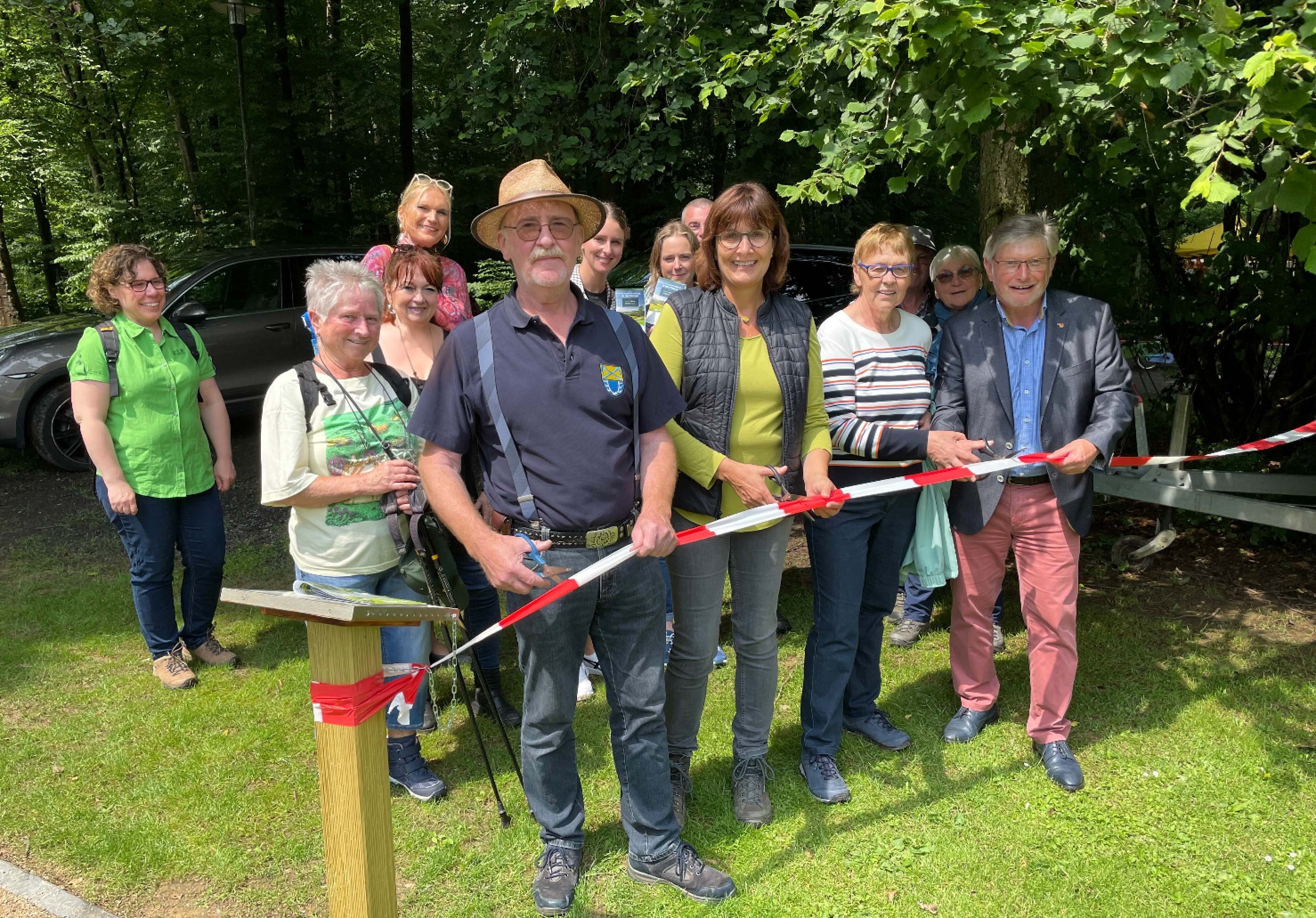 Gruppe von Menschen bei einer Eröffnungszeremonie im Freien