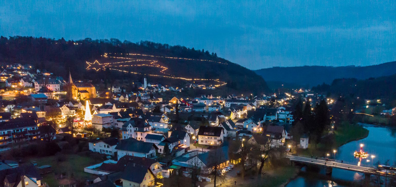 Lichterglanz und Weihnachtsdekoration in einer Stadt am Fluss