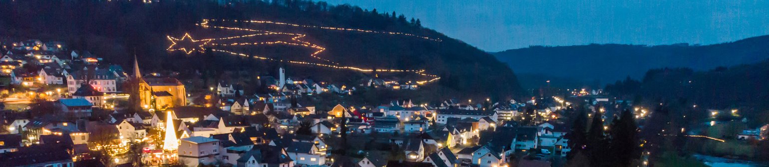 Lichterglanz und Weihnachtsdekoration in einer Stadt am Fluss