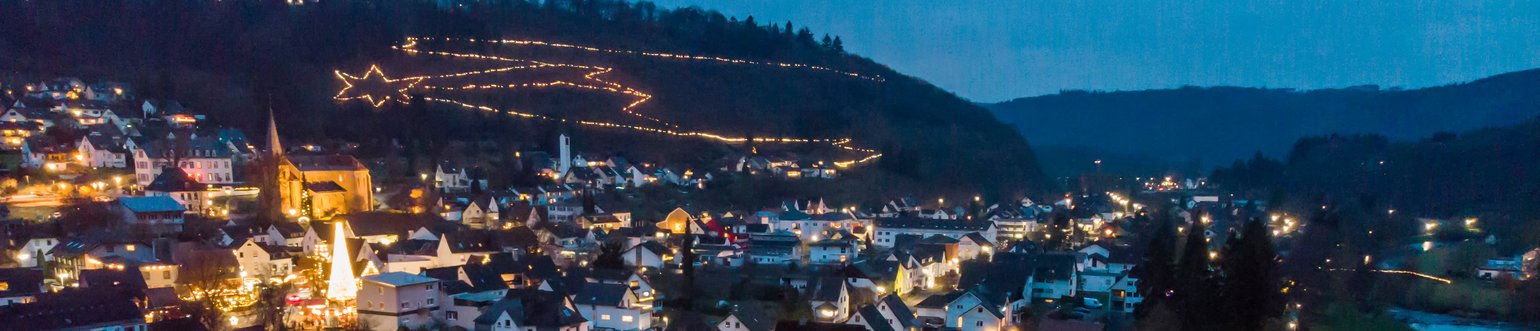 Lichterglanz und Weihnachtsdekoration in einer Stadt am Fluss