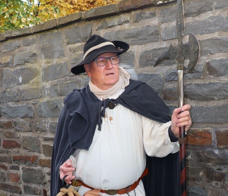 Wäller Tourenguide mit Laterne und Speer in historischer Gewandung