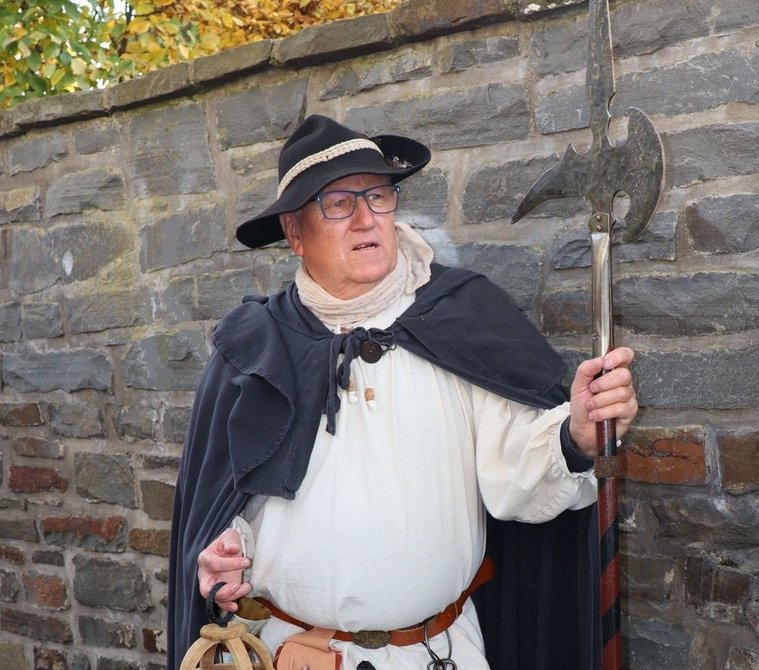 Wäller Tourenguide mit Laterne und Speer in historischer Gewandung