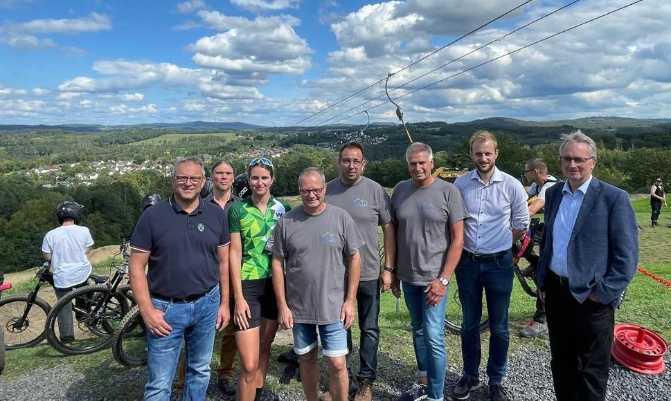 Menschenposieren vor einer malerischen Landschaft mit Wolken