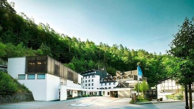 Hotelgebäude inmitten von Bäumen und grünem Gelände