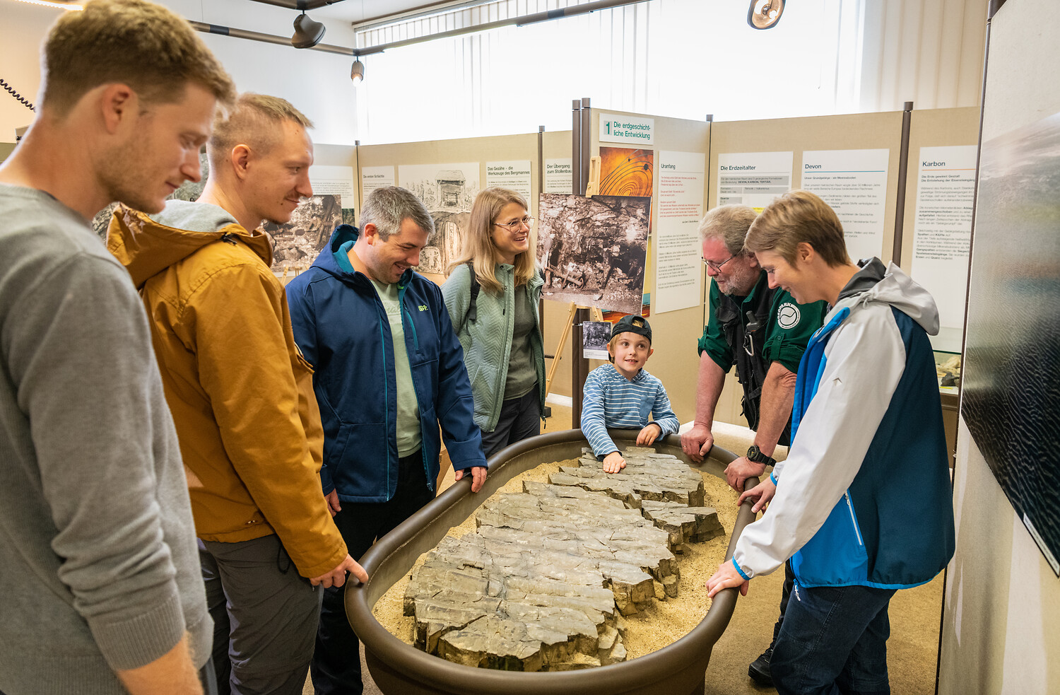 Besucher entdecken geologische Exponate gemeinsam im Museum