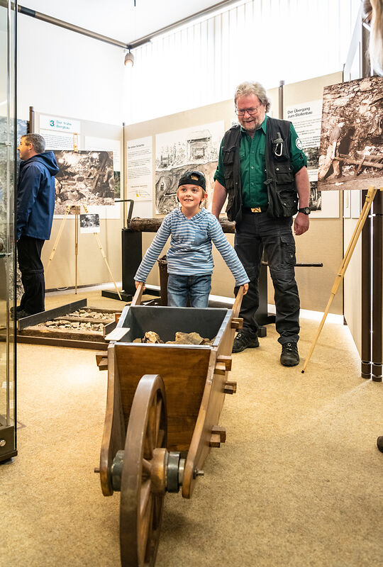 Besucher in einem Museum mit Ausstellungen zur Geschichte
