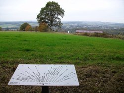 Panoramatafel mit Sicht auf mehr als 20 Dörfer im Umreis