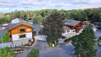 Außenansicht Steig Alm und Hotel