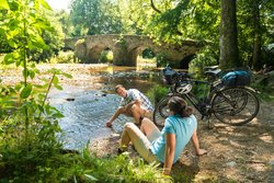 Radfahrer an der Nister in der Nähe des Klosters Marienstatt