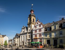 Alter Markt mit kath Kirche und Hotel zur Krone