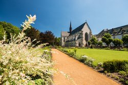 Klostergarten Marienstatt mit Blick auf die Kirche
