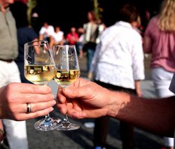 Anstoßen mit Wein