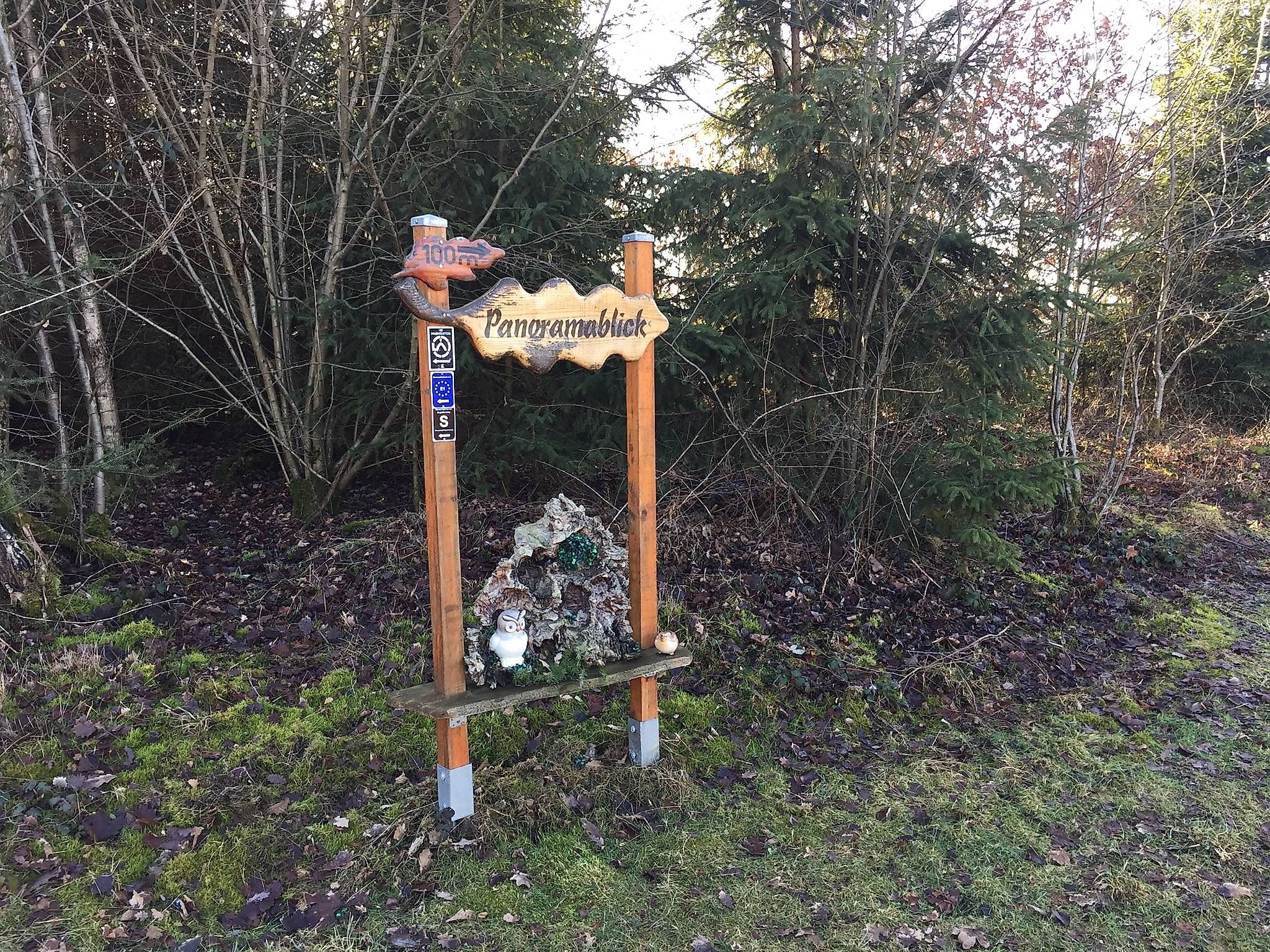 Wegweiser zum Panoramablick ins Siegtal, Queckhahn und Sportplatz Hardtkopf