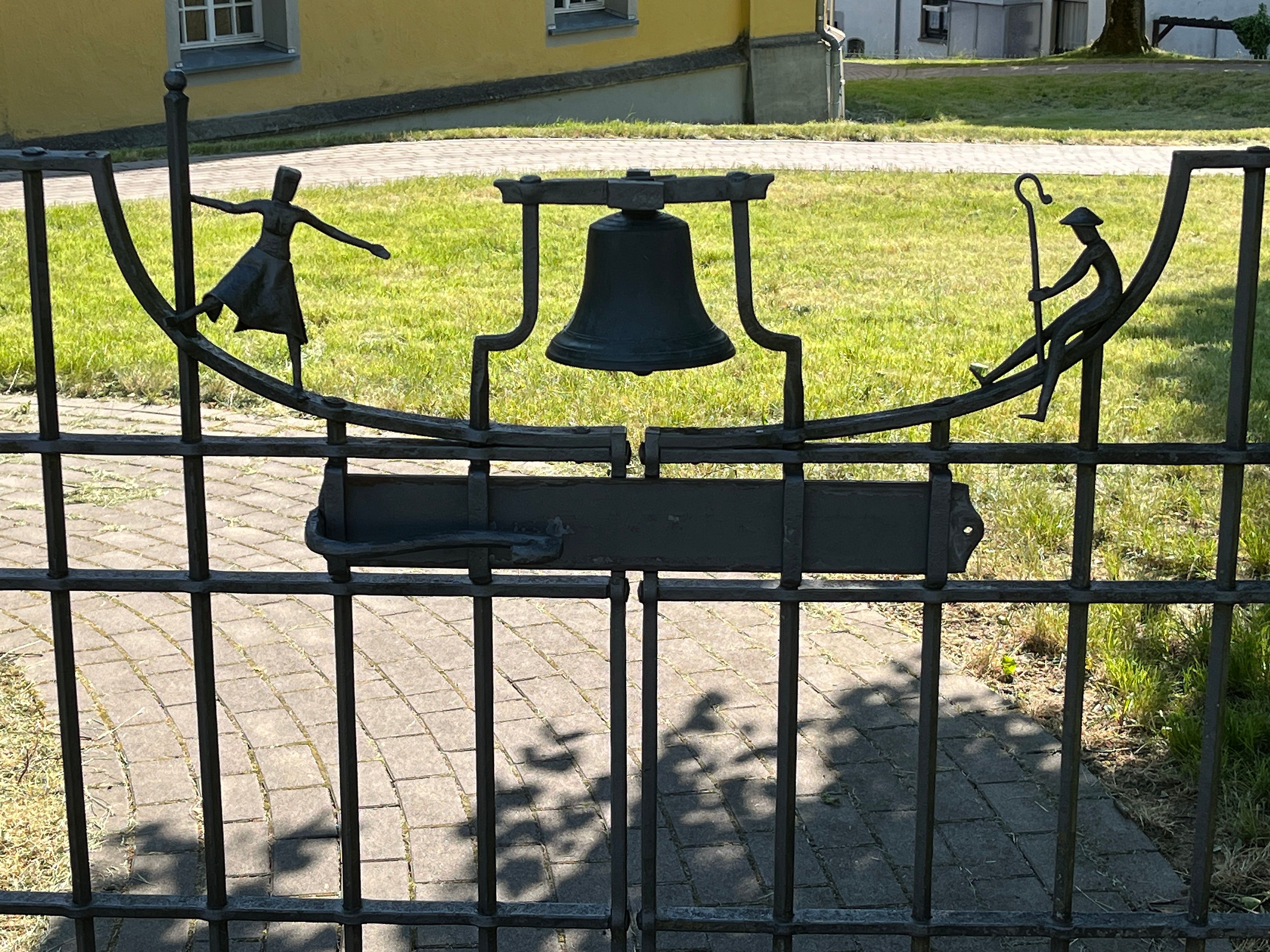 Schmiedeeisernes Kunstwerk an der Wölferlinger Kirche