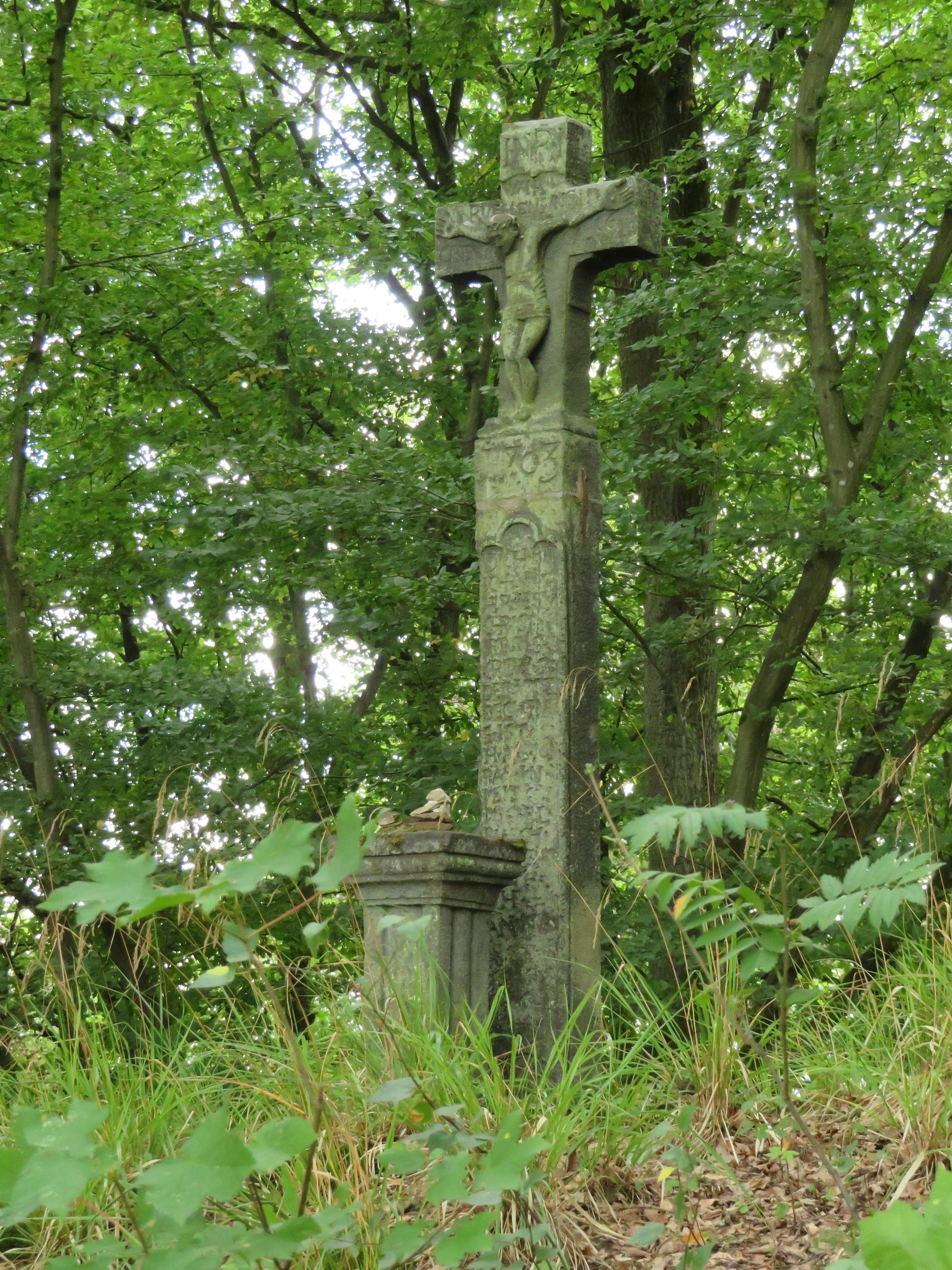 Steinernes Wegekreuz von 1703, mitten im Wald.