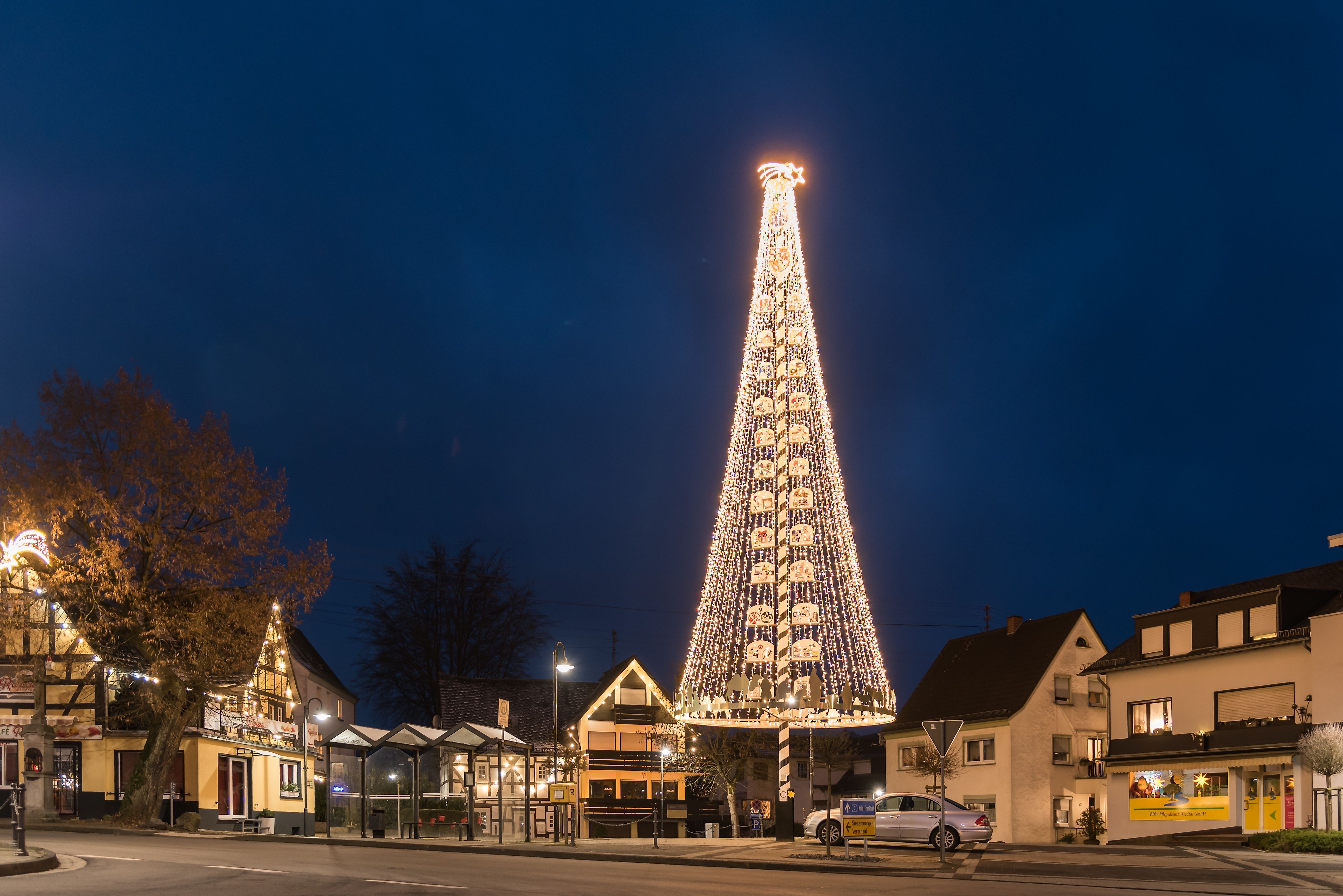 18 m hoher illuminierter Zunftbaum mit 10.000 LEDs