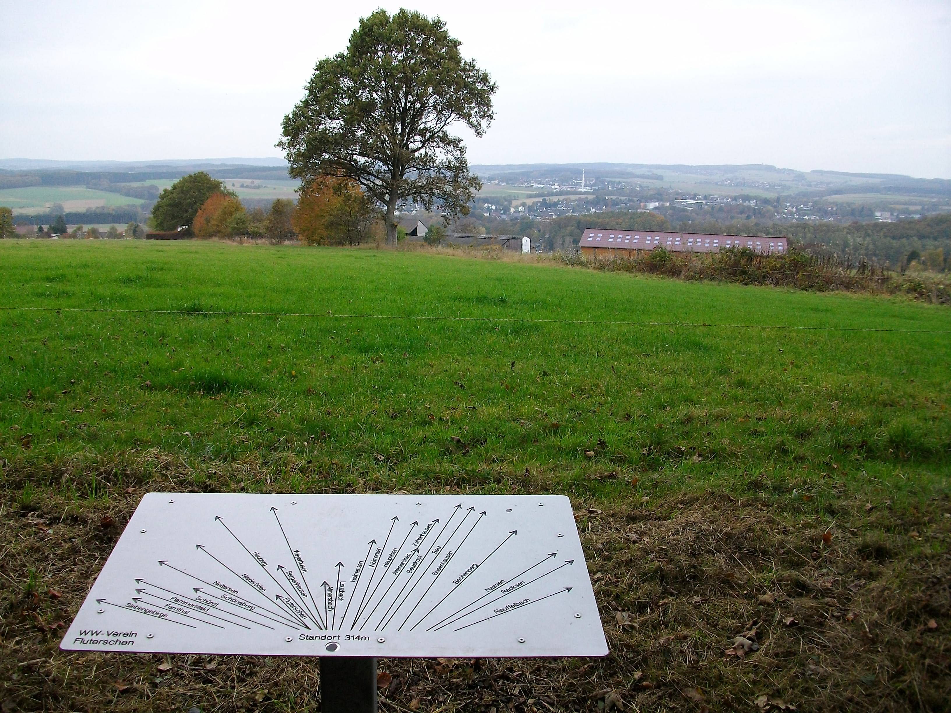 Panoramatafel mit Sicht auf mehr als 20 Dörfer im Umreis