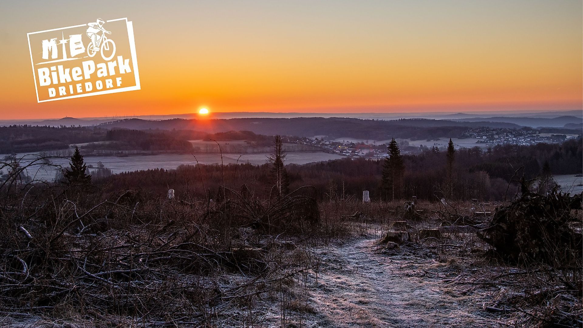 MTB Bike Park Höllkopf: Sonnenaufgang am Trail mit Blick auf Driedorf