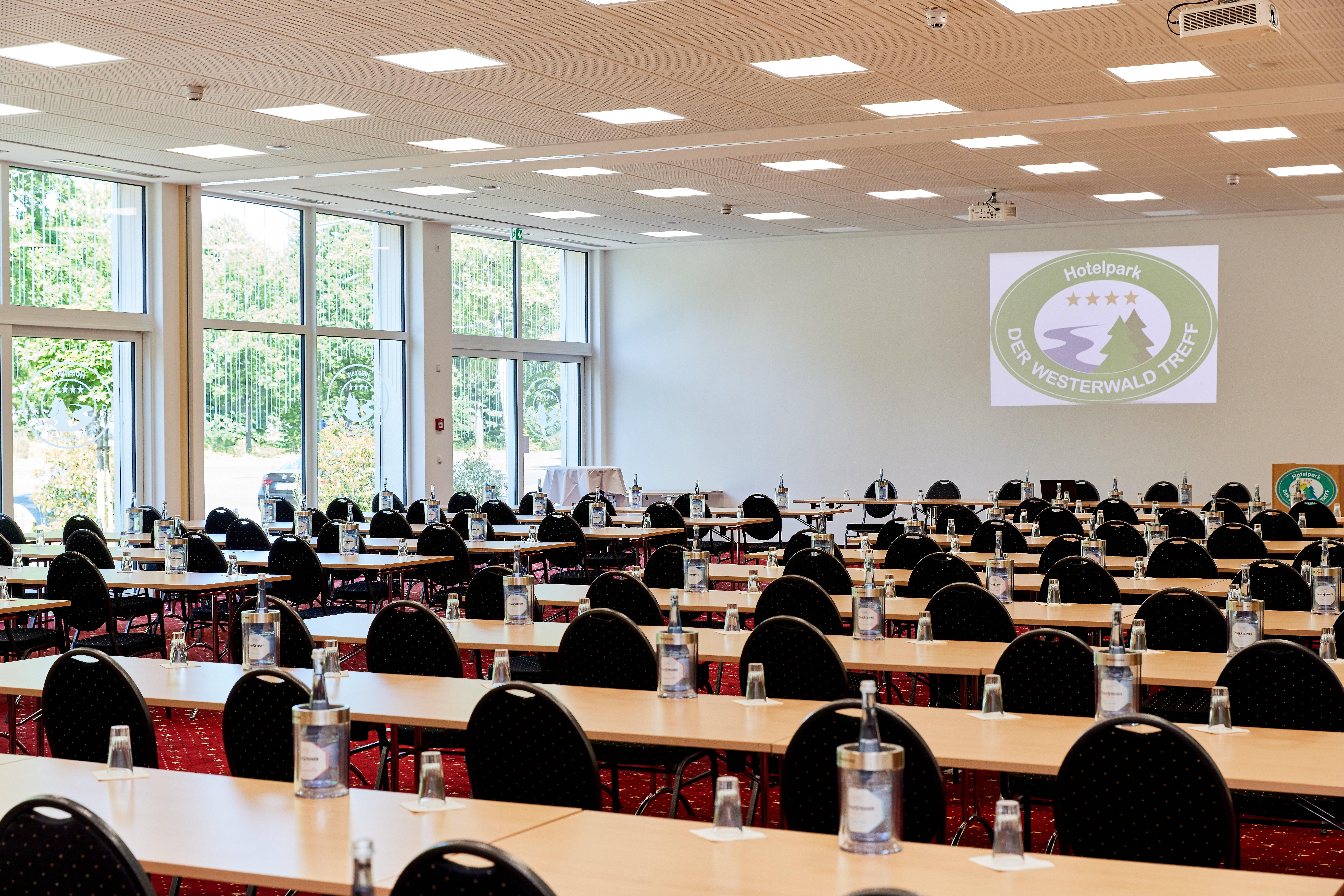 Tagungsraum Blick auf Leinwand 2 Hotelpark der Wes