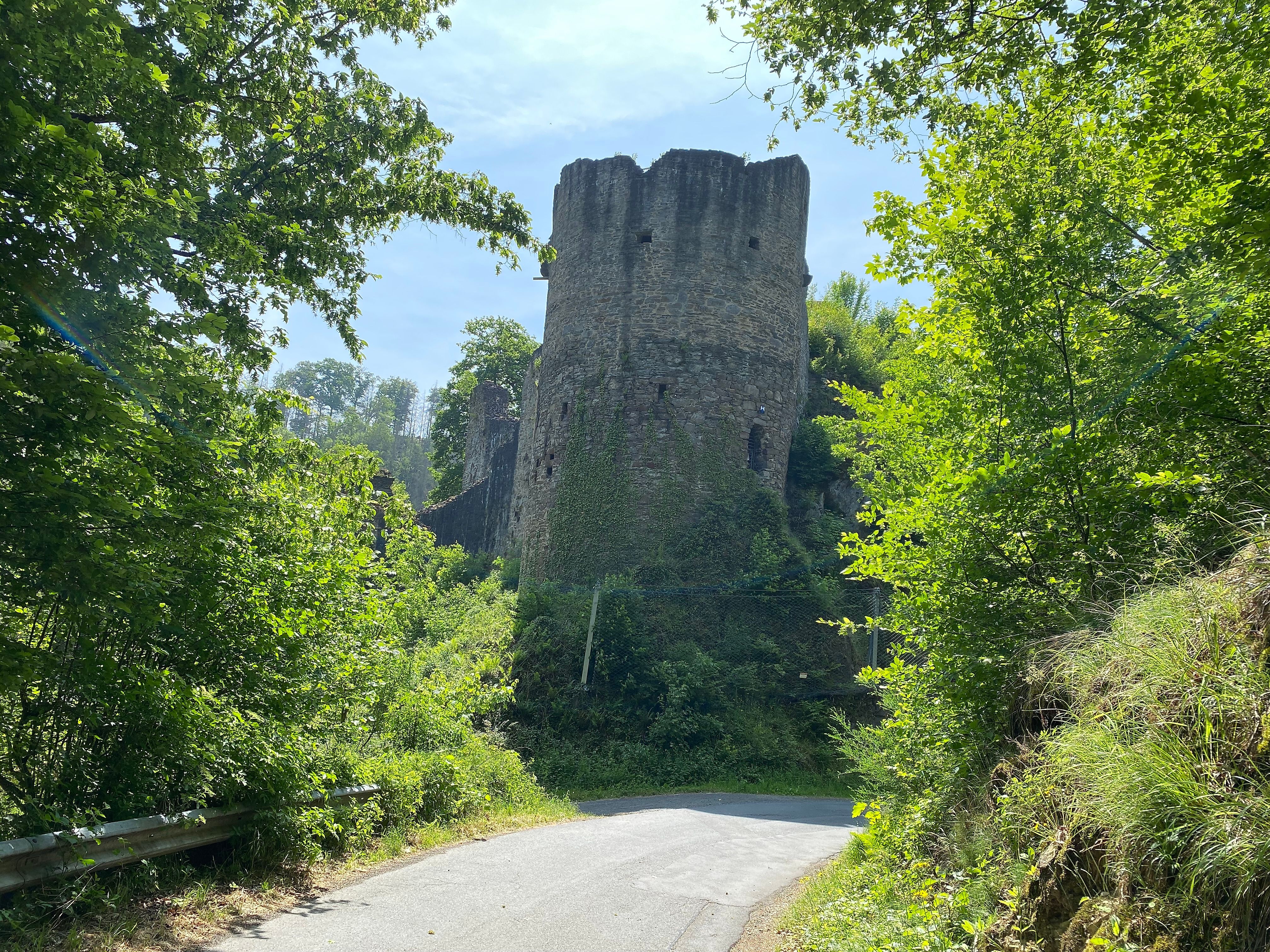 Der Burgfried empfängt uns beim Kloster Ehrenstein