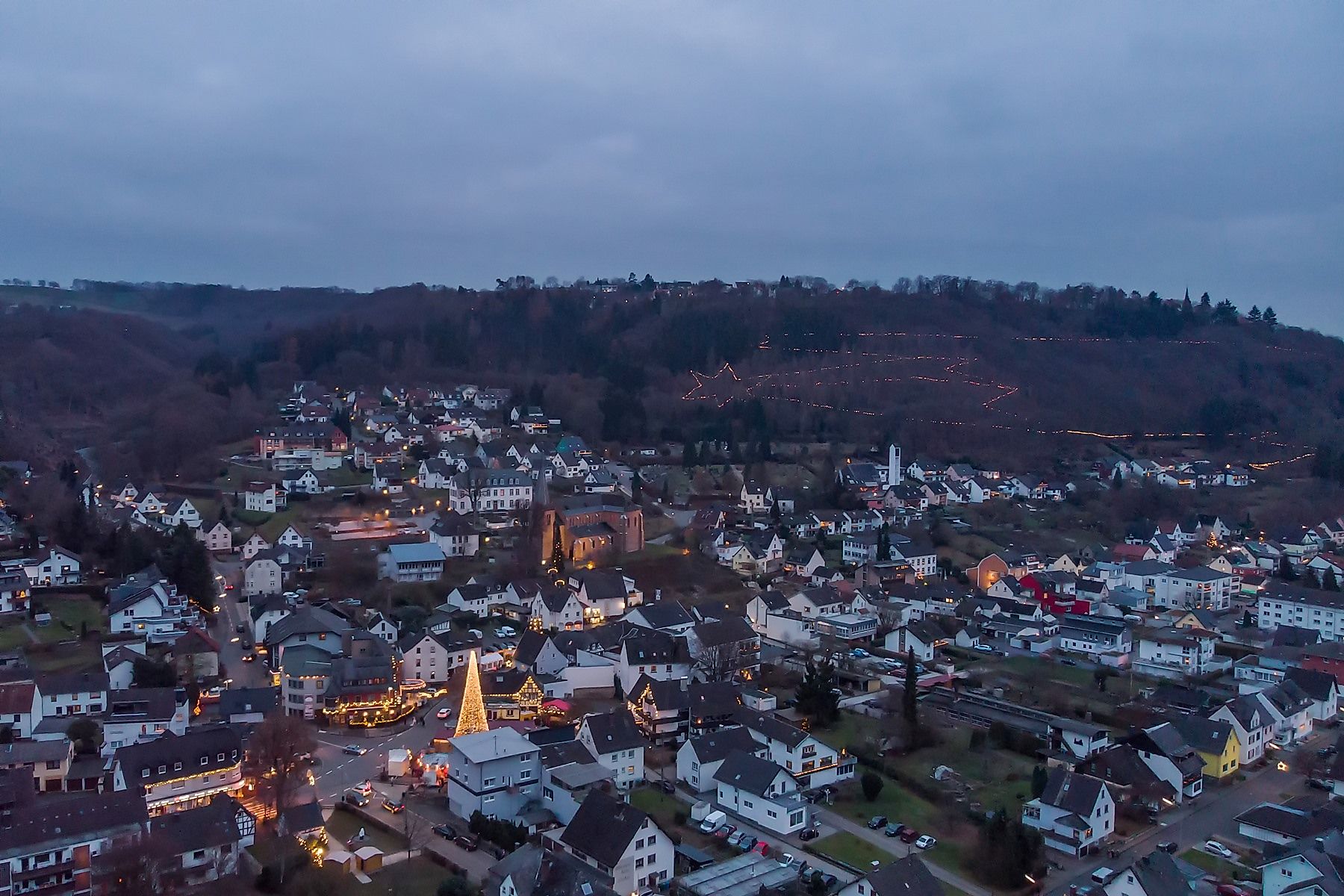 Der Klosterweg endet am Stern von Bethlehem im Weihnachtsdorf Waldbreitbach
