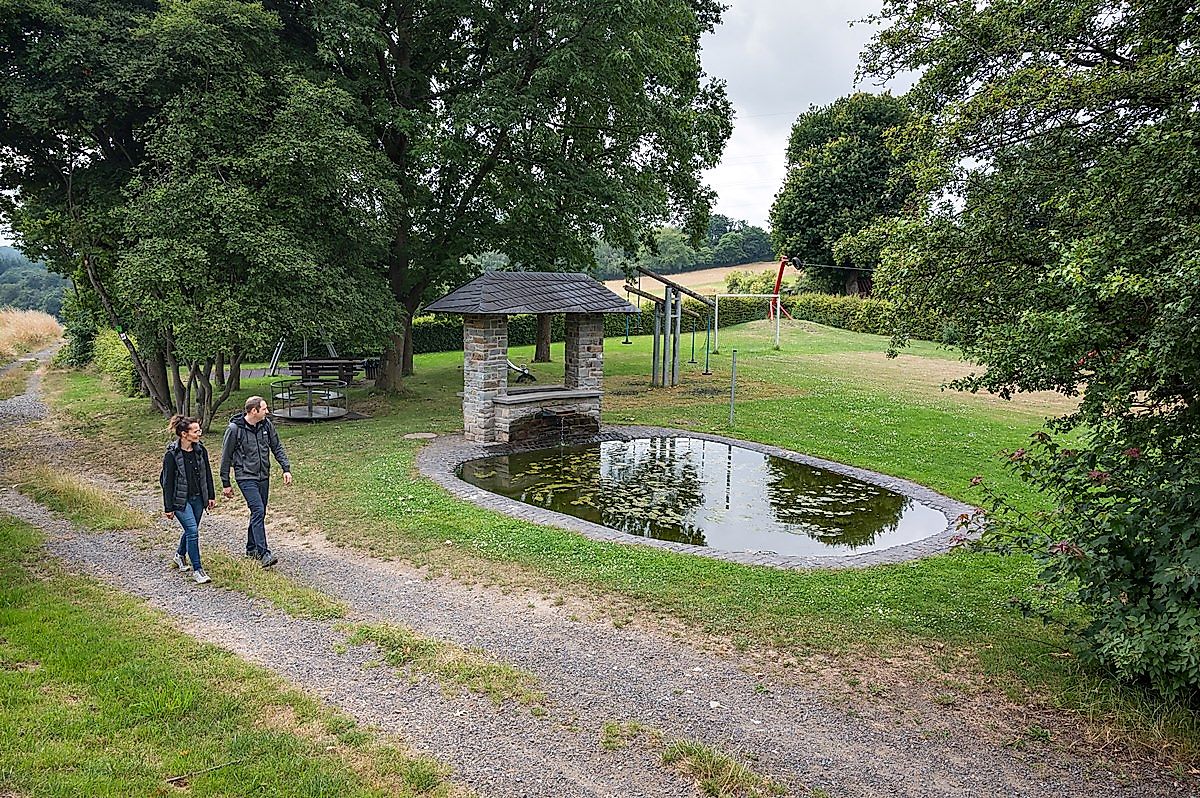 Der Spielplatz lädt zum Toben und Rasten ein